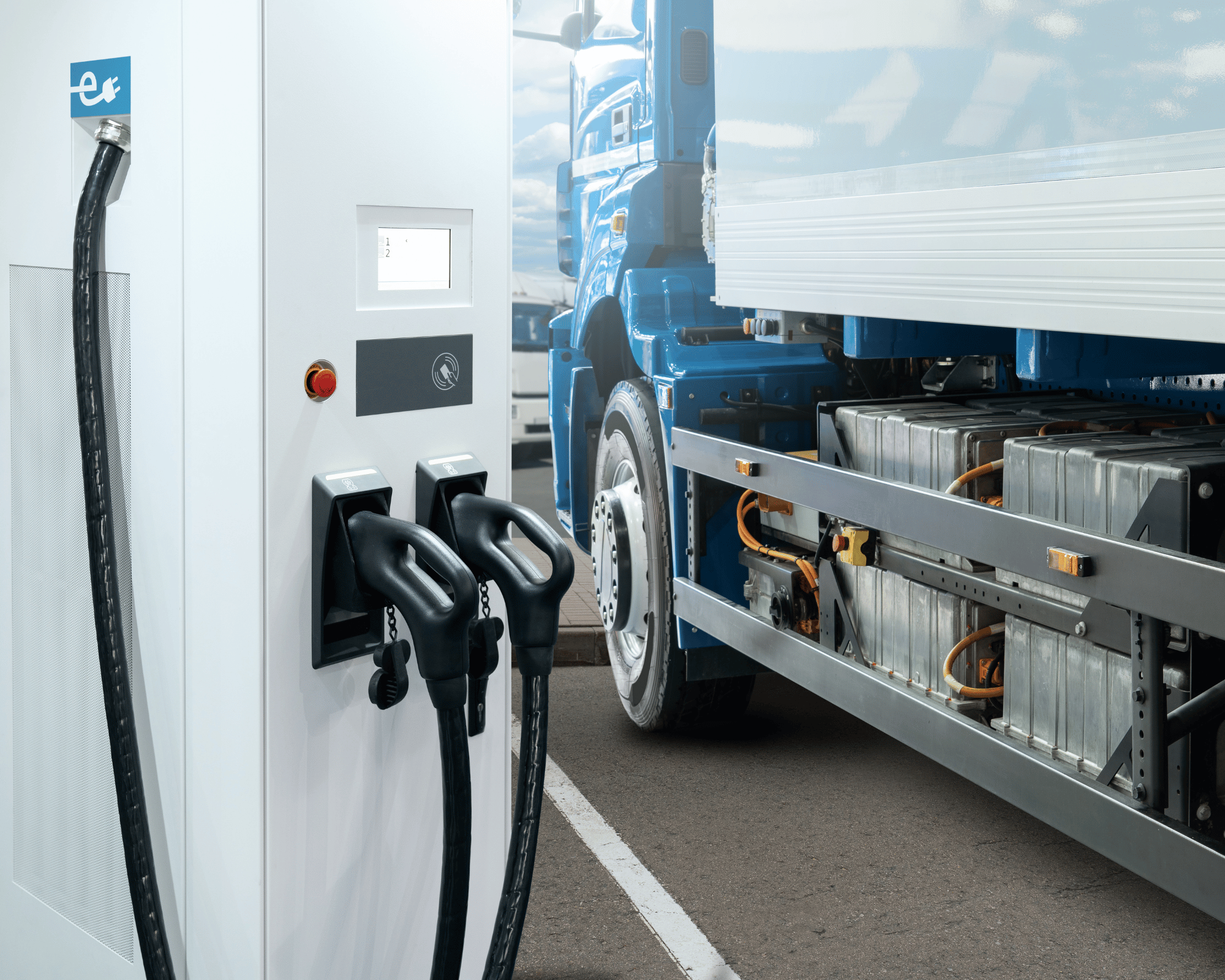 Ladender E-LKW in einem Logistik-Unternehmen